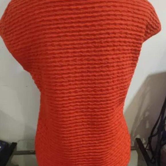 Woman's Sleveless Shirt - Picture 3 of 7